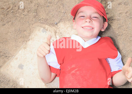 Un bel enfant heureux de jouer au baseball Banque D'Images