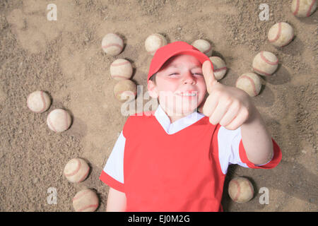 Un bel enfant heureux de jouer au baseball Banque D'Images