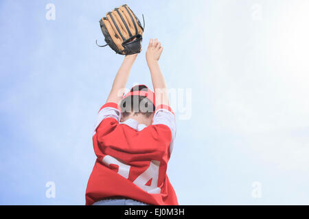 Un bel enfant heureux de jouer au baseball Banque D'Images