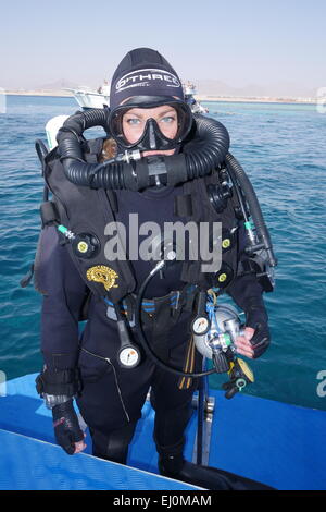 Plongeur recycleur femelle prêt à plonger. dans l'Égypte. Mer Rouge. Banque D'Images