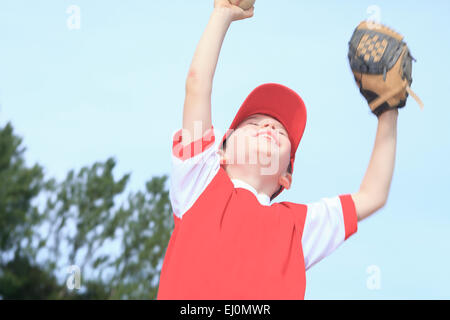 Un bel enfant heureux de jouer au baseball Banque D'Images