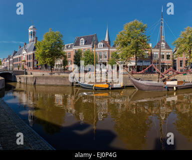 Pays-bas, la Hollande, l'Europe, Dokkum, Frise, village, l'eau, l'été, bateaux, bateau, quai, Banque D'Images