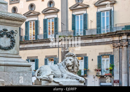 Napoli, Italie - 1 janvier 2014 : monument dédié aux martyrs napolitains qui sont morts pour la liberté, à Naples, en Italie. Piazza Dei Mar Banque D'Images