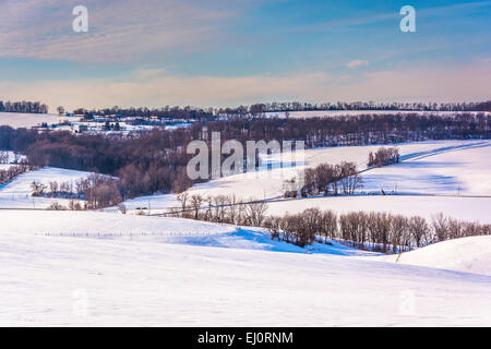 Voir des exploitations agricoles et des collines couvertes de neige dans les régions rurales du comté de York, Pennsylvanie. Banque D'Images