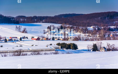 Voir des exploitations agricoles et des collines couvertes de neige dans les régions rurales du comté de York, Pennsylvanie. Banque D'Images