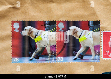 Chien-guide sur les timbres paquet enveloppe brune Banque D'Images