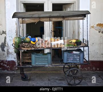 Stand Portable vente de fruits et légumes à Cienfuegos, Cuba Banque D'Images