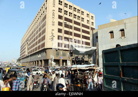 L'opération en cours contre la démolition de l'invasion illégale au cours de l'entraînement à l'empiétement anti Saddar domaine de Karachi le Jeudi, Mars 19, 2015. Banque D'Images