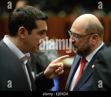 Bruxelles, Belgique. Mar 19, 2015. Premier Ministre de la Grèce, Alexis Tsipras (à gauche) s'entretient avec le président du Parlement Européen Martin Schulz au cours d'une table ronde lors d'un sommet européen à Bruxelles le Jeudi, Mars 19, 2015. Credit : Jakub Dospiva/CTK Photo/Alamy Live News Banque D'Images