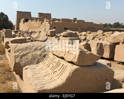 Vue sur les magazines de blocs brisés au Temple de Khonsou au Temple de Karnak, Louxor Égypte Banque D'Images