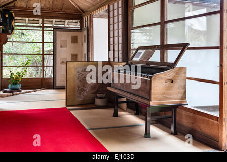 Hosen-in Temple, Ohara, près de Kyoto, au Japon. Le ekiban «', un type de xylophone fabriqué à partir de l'écoute en silex utilisé pour accompagner le chant Banque D'Images