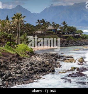 Vagues se brisant sur les rochers sur une journée ensoleillée au cours d'une spectaculaire vue sur l'océan Paia, Maui, Hawaii, USA Banque D'Images