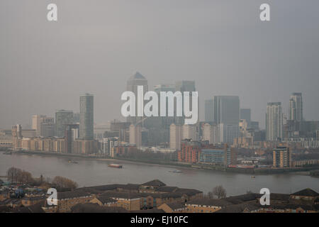 Londres, Royaume-Uni. 18 mars, 2015. La Grande-Bretagne est sur une alerte sanitaire comme un nuage de smog potentiellement toxiques à partir du continent menace d'étouffer le pays dans les 24 heures. 18 Mar, 2015. Les niveaux d'experts à Londres ce matin étaient trois fois la limite de l'UE. © Grant Vélaires/ZUMA/ZUMAPRESS.com/Alamy fil Live News Banque D'Images