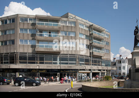 1960 appartements au-dessus du glacier et de boutiques près de front de mer en ville côtière de Folkestone, Kent, Angleterre, Royaume-Uni Banque D'Images