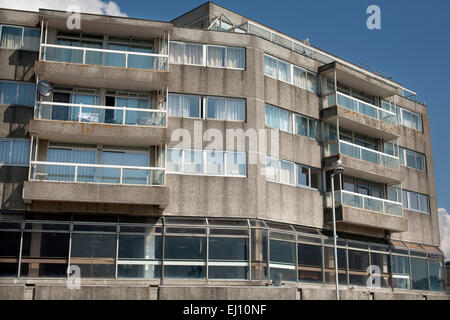 1960 appartements au-dessus du glacier et de boutiques près de front de mer en ville côtière de Folkestone, Kent, Angleterre, Royaume-Uni Banque D'Images