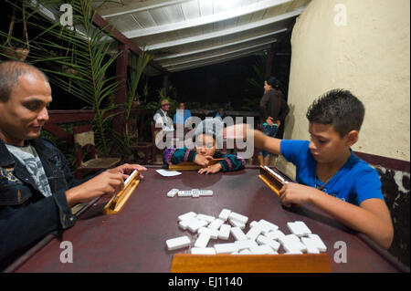 Vue horizontale d'un jeu de dominos qui se joue à Cuba. Banque D'Images