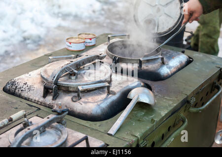 Cuisson sur un terrain militaire dans les conditions de cuisine Banque D'Images