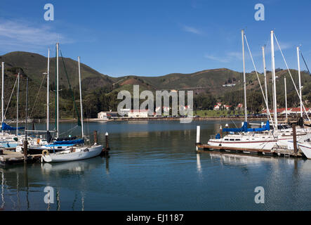 Voiliers amarrés dans le port de plaisance de Travis dans Horseshoe Bay à Fort Baker dans la ville de Sausalito Marin County California United States Banque D'Images