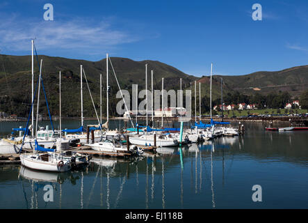 Voiliers amarrés dans le port de plaisance de Travis dans Horseshoe Bay à Fort Baker dans la ville de Sausalito Marin County California United States Banque D'Images