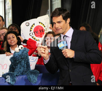 Météorologue Rob Marciano est rejoint par des personnages de Sesame Street Elmo, Cookie Monster, Abby Cadabby et Grover sur Good Morning America comprend : Cookie Monster,Rob Marciano hôte météo Où : New York City, New York, United States Quand : 12 mai 2014 Banque D'Images