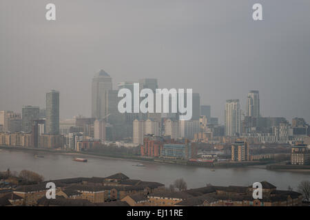 Londres, Royaume-Uni. 18 mars, 2015. La Grande-Bretagne est sur une alerte sanitaire comme un nuage de smog potentiellement toxiques à partir du continent menace d'étouffer le pays dans les 24 heures. 18 Mar, 2015. Les niveaux d'experts à Londres ce matin étaient trois fois la limite de l'UE. © Grant Vélaires/ZUMA/ZUMAPRESS.com/Alamy fil Live News Banque D'Images