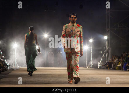 Mumbai, Maharashtra, Inde. Mar 17, 2015. 17 mars 2015, Mumbai - India.The El m Fasi Mukherji Fashion Show à l'Inde Lakme Fashion Week 2015. © Subhash Sharma/ZUMA/ZUMAPRESS.com/Alamy fil Live News Banque D'Images