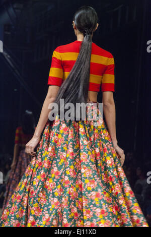 Mumbai, Maharashtra, Inde. Mar 17, 2015. 17 mars 2015, Mumbai - India.The El m Fasi Mukherji Fashion Show à l'Inde Lakme Fashion Week 2015. © Subhash Sharma/ZUMA/ZUMAPRESS.com/Alamy fil Live News Banque D'Images