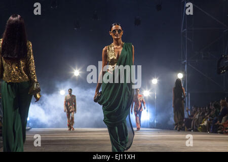 Mumbai, Maharashtra, Inde. Mar 17, 2015. 17 mars 2015, Mumbai - India.The El m Fasi Mukherji Fashion Show à l'Inde Lakme Fashion Week 2015. © Subhash Sharma/ZUMA/ZUMAPRESS.com/Alamy fil Live News Banque D'Images