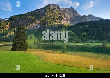 Lauenensee, Suisse, Europe, le canton de Berne, Oberland Bernois, Simmental, lac de montagne, lac, lumière du soir Banque D'Images