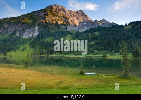 Lauenensee, Suisse, Europe, le canton de Berne, Oberland Bernois, Simmental, lac de montagne, lac, lumière du soir Banque D'Images