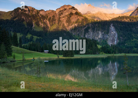 Lauenensee, Suisse, Europe, le canton de Berne, Oberland Bernois, Simmental, lac de montagne, lac, lumière du soir Banque D'Images