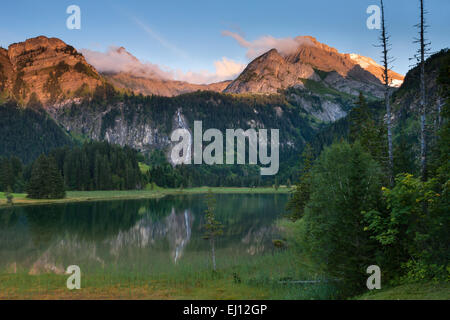 Lauenensee, Suisse, Europe, le canton de Berne, Oberland Bernois, Simmental, lac de montagne, lac, lumière du soir Banque D'Images