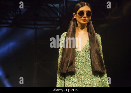 Mumbai, Maharashtra, Inde. Mar 17, 2015. 17 mars 2015, Mumbai - India.The El m Fasi Mukherji Fashion Show à l'Inde Lakme Fashion Week 2015. © Subhash Sharma/ZUMA/ZUMAPRESS.com/Alamy fil Live News Banque D'Images