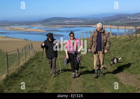 Trois marcheurs sur le chemin côtier Fife Rivière Tay, dans l'arrière-plan Banque D'Images