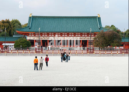 Le sanctuaire Heian (Heian Jingu), un temple shinto important à Kyoto, au Japon. Il a été reconstruit en 1979 après qu'un incendie a endommagé le bâtiment d'origine 19c. Banque D'Images
