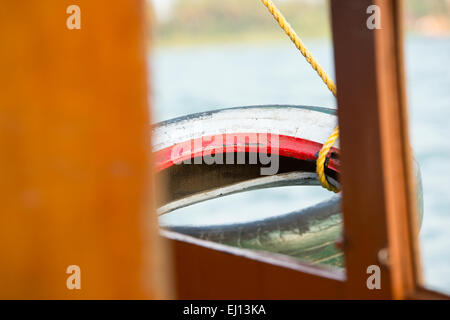 L'anneau de vie (pneu) sur le côté d'un bateau sur le Lac Vembanad à Kumarakom, Kerala, Inde Banque D'Images