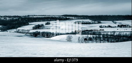 Voir des exploitations agricoles et des collines couvertes de neige dans les régions rurales du comté de York, Pennsylvanie. Banque D'Images