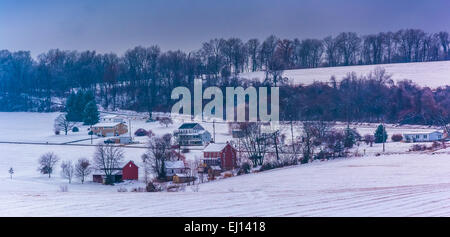 Voir de la neige a couvert les champs agricoles et des maisons dans les régions rurales du comté de York, Pennsylvanie. Banque D'Images