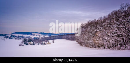 Vue sur collines couvertes de neige dans les régions rurales du comté de York, Pennsylvanie. Banque D'Images