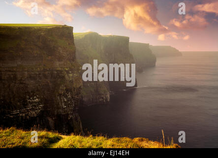 Les falaises de Moher au lever du soleil. L'Irlande Banque D'Images