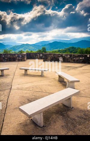 Des bancs et des vues sur les montagnes des Appalaches à partir de Bald Mountain Ridge un panorama sur la I-26 dans le Tennessee. Banque D'Images