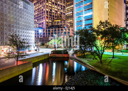 Les bâtiments et l étang à Thanks-Giving Square de nuit à Dallas, au Texas. Banque D'Images