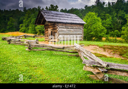 Clôture et ancien log cabin, Cade's Cove, parc national des Great Smoky Mountains, New York. Banque D'Images