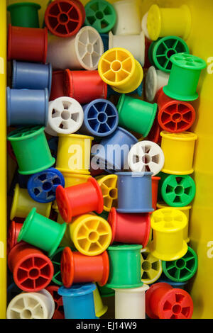 Bobines de coton de couleur dans une salle de classe au Royaume-Uni Banque D'Images