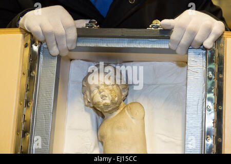 Londres, Royaume-Uni. 17 mars 2015. Sur la photo : Raffaele Calise des beaux-arts et de manutention logistique entreprise 'Constantine' arrive avec la statue de Cupidon à St Pancras International. La statue de Cupidon les œuvres de Paul Cézanne "toujours la vie avec plâtre' parcourue depuis le sud de la France à Londres, Courtauld Gallery pour célébrer le nouveau service Eurostar direct pour les artistes accueil région, à compter du 1er mai. S'arrête à Lyon, Avignon et Marseille. La statue de Cupidon a été soigneusement transportés par Eurostar pour Londres à partir de l'atelier de Cézanne à Aix-en-Provence, et est à l'affiche aux côtés de th Banque D'Images