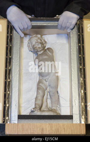 Londres, Royaume-Uni. 17 mars 2015. Sur la photo : Raffaele Calise des beaux-arts et de manutention logistique entreprise 'Constantine' arrive avec la statue de Cupidon à St Pancras International. La statue de Cupidon les œuvres de Paul Cézanne "toujours la vie avec plâtre' parcourue depuis le sud de la France à Londres, Courtauld Gallery pour célébrer le nouveau service Eurostar direct pour les artistes accueil région, à compter du 1er mai. S'arrête à Lyon, Avignon et Marseille. La statue de Cupidon a été soigneusement transportés par Eurostar pour Londres à partir de l'atelier de Cézanne à Aix-en-Provence, et est à l'affiche aux côtés de th Banque D'Images