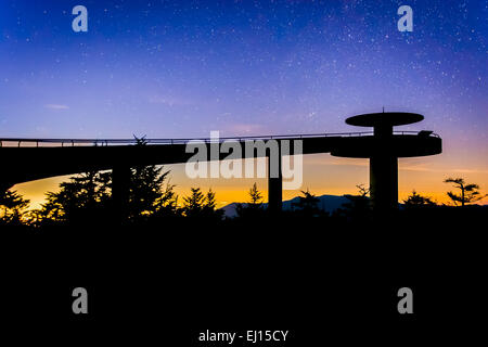 Les étoiles dans le ciel nocturne au-dessus de la tour d'observation Clingman Dome dans le Great Smoky Mountains National Park, Tennessee. Banque D'Images