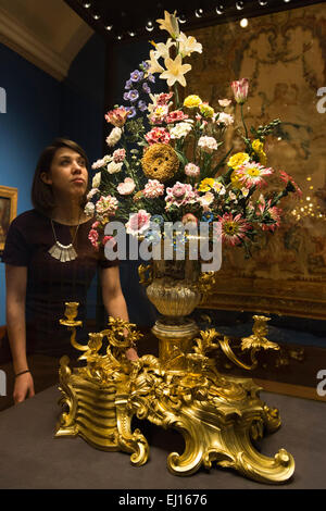Londres, Royaume-Uni. 19 mars 2015. Une galerie sous-regarde le réveil de tournesol de la manufacture de porcelaine de Vincennes, ch. 1752. L'exposition de peinture "Paradis : l'art du jardin" s'ouvre à la Queen's Gallery, Buckingham Palace, le 20 mars et se poursuivra jusqu'au 11 octobre 2015. De la peinture au jardin botanique, des études détaillées de la peinture 'Paradise' rassemble plus de 150 œuvres d'art de la Collection Royale d'explorer le jardin's enduring appel pour les artistes du 16e au début du 20e siècle. Photo : Bettina Strenske Banque D'Images