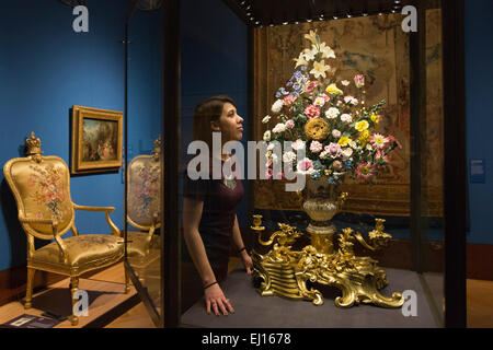 Londres, Royaume-Uni. 19 mars 2015. Une galerie sous-regarde le réveil de tournesol de la manufacture de porcelaine de Vincennes, ch. 1752. L'exposition de peinture "Paradis : l'art du jardin" s'ouvre à la Queen's Gallery, Buckingham Palace, le 20 mars et se poursuivra jusqu'au 11 octobre 2015. De la peinture au jardin botanique, des études détaillées de la peinture 'Paradise' rassemble plus de 150 œuvres d'art de la Collection Royale d'explorer le jardin's enduring appel pour les artistes du 16e au début du 20e siècle. Photo : Bettina Strenske Banque D'Images