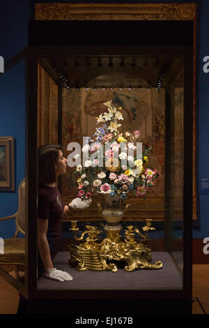 Londres, Royaume-Uni. 19 mars 2015. Une galerie sous-regarde le réveil de tournesol de la manufacture de porcelaine de Vincennes, ch. 1752. L'exposition de peinture "Paradis : l'art du jardin" s'ouvre à la Queen's Gallery, Buckingham Palace, le 20 mars et se poursuivra jusqu'au 11 octobre 2015. De la peinture au jardin botanique, des études détaillées de la peinture 'Paradise' rassemble plus de 150 œuvres d'art de la Collection Royale d'explorer le jardin's enduring appel pour les artistes du 16e au début du 20e siècle. Photo : Bettina Strenske Banque D'Images